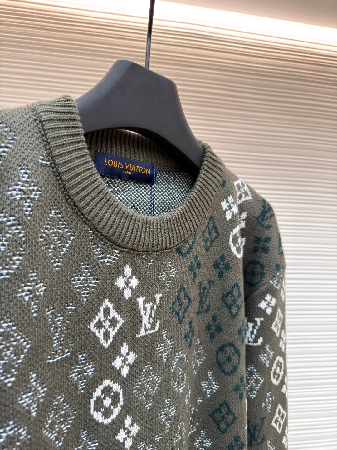 LOUIS VUITTON all-over printed jacquard round neck knitted pullover ●Original version: Purchased and developed by 16360 ●Item number: 1681670-B35 ●Fabric: 100% cotton ●Technology: knitted ●Color: dark green ●Version: Fitted version ●Weight: about 740g ●Size: S-M-L-XL ●Description: This sweater is made of high-quality wool blended fabric, which is soft to the touch and has excellent warmth retention. The overall design adopts a round neck, and the collar, cuffs and hem are all ribbed, with moderate elasticity, comfortable to wear and not easy to deform. The main part uses jacquard technology, and the pattern is composed of the brand's iconic letters and geometric figures. The colors are distinct and the three-dimensional effect is strong. Multi-colored yarns are interwoven during the jacquard process to ensure clear patterns and long-lasting washability. The knitting density is uniform and the number of stitches per inch is precisely controlled to ensure the stiffness and breathability of the clothing. The splicing of the shoulders and sleeves adopts seamless technology, with smooth and natural lines without excess threads. The overall workmanship is fine, and every stitch is even and neat, reflecting the high-quality production process. The overall wiring is straight and delicate, the fabric is comfortable and soft, and the color is consistent without color difference. It can be matched with the same style to create a fashionable look and control various occasions. Customized accessories, complete with three standards, same style for men and women!
